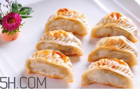 煎餃?zhǔn)窍戎笫爝€是蒸熟？煎餃和鍋貼有什么區(qū)別