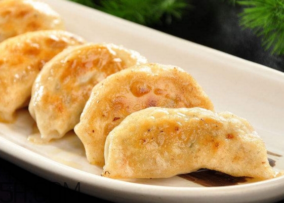 煎餃?zhǔn)窍戎笫爝€是蒸熟？煎餃和鍋貼有什么區(qū)別