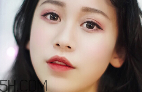 秋冬適合什么妝容？怎樣涂口紅好看？