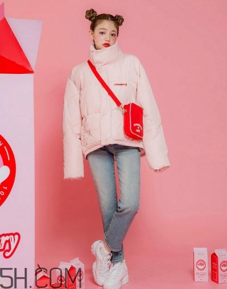 粉色羽絨服怎么搭配？粉色羽絨服搭配圖片