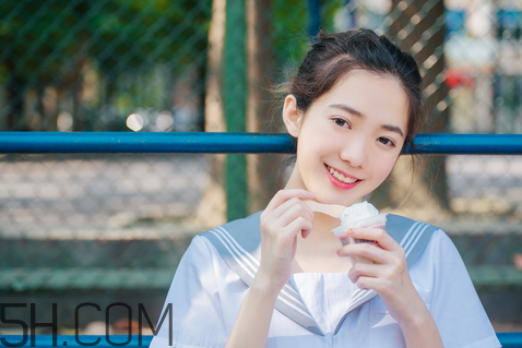 美寶蓮小燈管16號奶茶色好看嗎？學(xué)生黨口紅什么顏色好看？