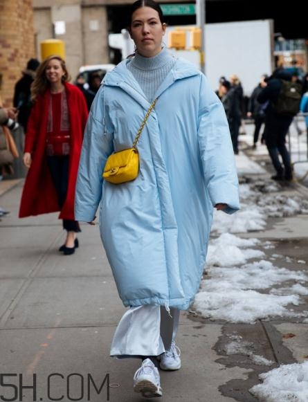 羽絨服搭配闊腿褲好看嗎？羽絨服配闊腿褲圖片