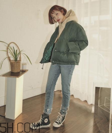 軍綠色羽絨服怎么搭配？軍綠色羽絨服搭配圖片