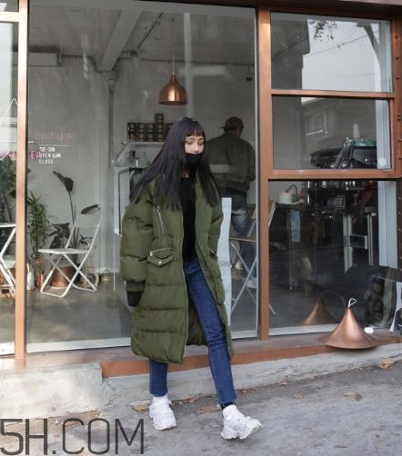 軍綠色羽絨服怎么搭配？軍綠色羽絨服搭配圖片