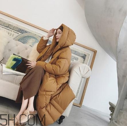 焦糖色羽絨服配什么顏色好看？焦糖色羽絨服搭配圖片