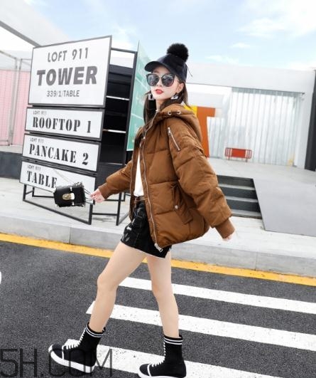 焦糖色羽絨服配什么顏色好看？焦糖色羽絨服搭配圖片