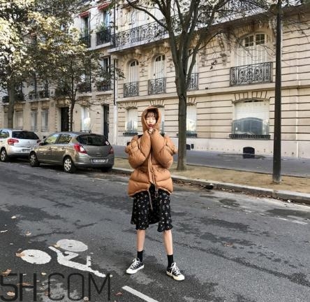 焦糖色羽絨服配什么顏色好看？焦糖色羽絨服搭配圖片