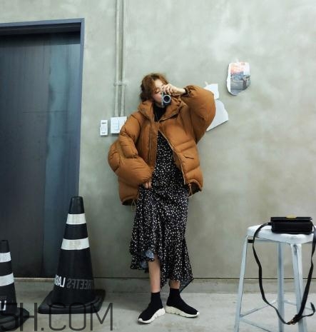 焦糖色羽絨服配什么顏色好看？焦糖色羽絨服搭配圖片