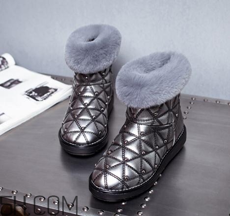 穿雪地靴要穿襪子嗎？雪地靴要光腳穿才保暖嗎？