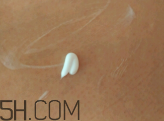 雅芳小黑裙香體乳怎么樣？雅芳小黑裙香體乳好用嗎？