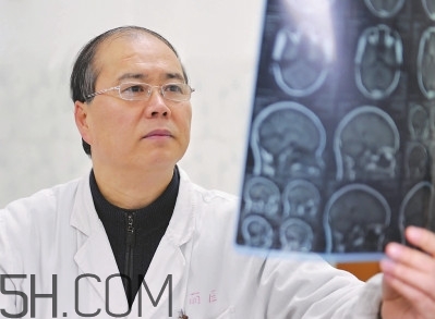 哪些原因可以導(dǎo)致腦死亡？腦死亡和植物人有什么區(qū)別