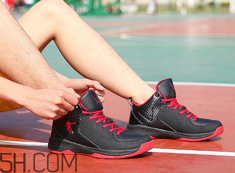 籃球鞋高幫好還是低幫好？籃球鞋高幫和低幫的區(qū)別