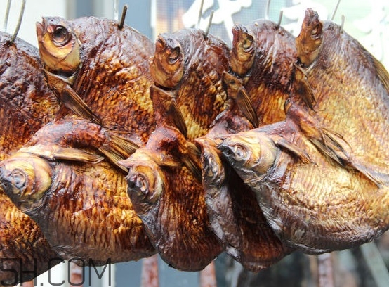 咸魚(yú)要泡多久？咸魚(yú)用冷水泡好還是熱水泡好