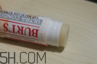 小蜜蜂細致修護唇膏很油嗎？夏天用合適嗎？