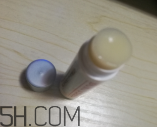小蜜蜂細致修護唇膏很油嗎？夏天用合適嗎？