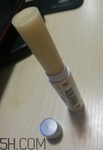 小蜜蜂細致修護唇膏很油嗎？夏天用合適嗎？