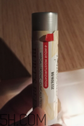 小蜜蜂細致修護唇膏很油嗎？夏天用合適嗎？