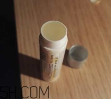 小蜜蜂細致修護唇膏很油嗎？夏天用合適嗎？