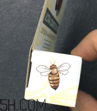 小蜜蜂細致修護唇膏很油嗎？夏天用合適嗎？