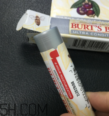 小蜜蜂細致修護唇膏很油嗎？夏天用合適嗎？