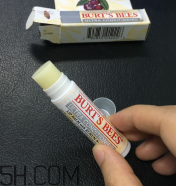 小蜜蜂細致修護唇膏很油嗎？夏天用合適嗎？