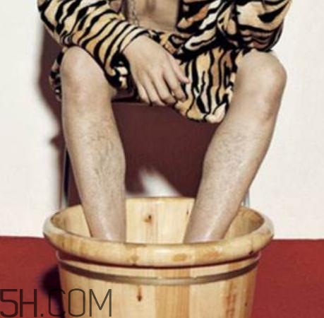 精索靜脈曲張可以穿牛仔褲嗎？精索靜脈曲張可以泡腳嗎？