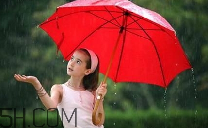 女生說(shuō)記得帶傘什么意思？女生說(shuō)雨傘什么意思？