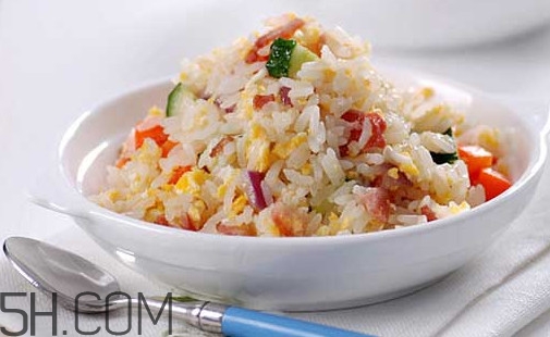 蛋炒飯?jiān)趺醋鲎屆恳活w米上都有蛋？蛋炒飯有什么營(yíng)養(yǎng)
