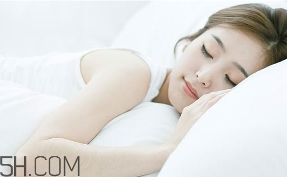 敷睡眠面膜臉刺痛怎么回事？閉口粉刺可以用面膜嗎？