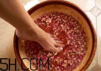 用什么泡腳比較好？艾葉泡腳還是紅花泡腳？