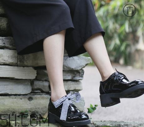 漆皮皮鞋起皮怎么處理？鞋子漆皮掉了怎么辦？