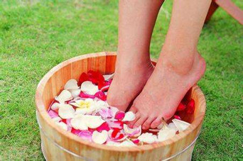 用什么泡腳比較好？艾葉泡腳還是紅花泡腳？