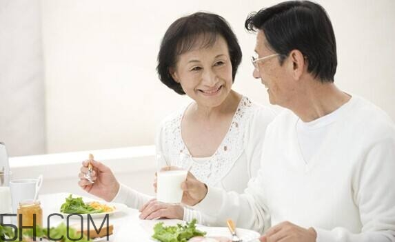 老年人晚餐吃什么好？老年人晚餐有什么注意事項(xiàng)？