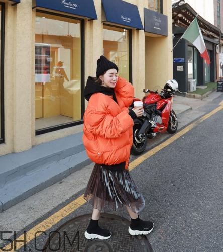棉服配裙子好看嗎？棉衣配什么裙子好？