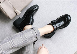 新皮鞋前面擠腳怎么辦？新鞋子磨腳后跟怎么辦？