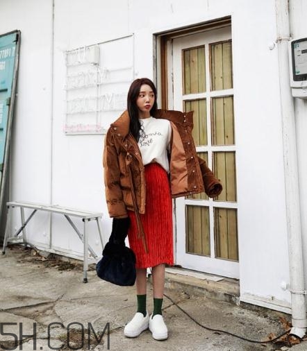 焦糖色棉襖配什么內(nèi)搭？焦糖色棉服搭配圖片