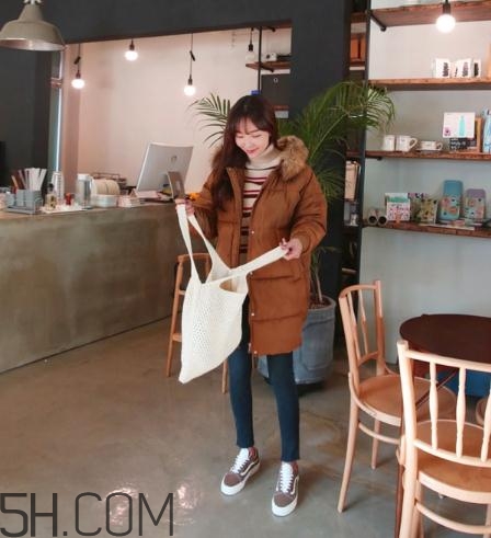 焦糖色棉襖配什么內(nèi)搭？焦糖色棉服搭配圖片