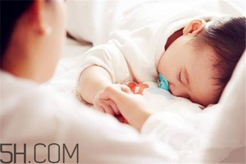 冬天空調(diào)開多少度比較適合嬰兒？嬰兒發(fā)燒可以開空調(diào)嗎？