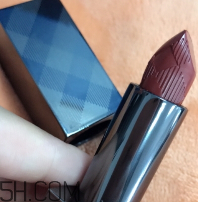 burberry口紅97和93哪個(gè)好看？burberry巴寶莉97和93對(duì)比
