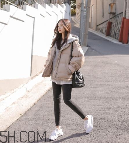米色羽絨服怎么搭配？米色羽絨服搭配圖片