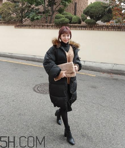 黑色羽絨服配什么顏色毛衣？黑色羽絨服搭配毛衣圖片