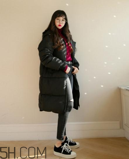 黑色羽絨服配什么顏色毛衣？黑色羽絨服搭配毛衣圖片
