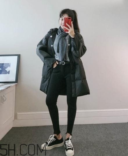 黑色羽絨服配什么顏色毛衣？黑色羽絨服搭配毛衣圖片