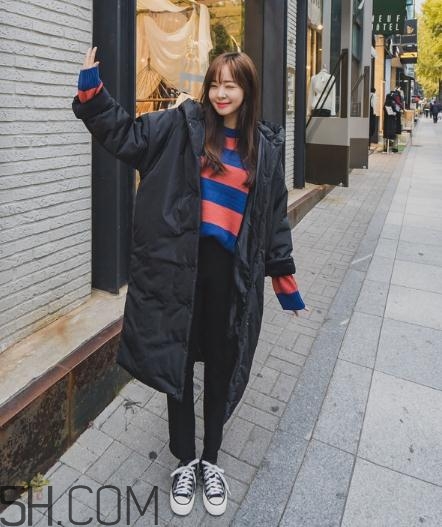 黑色羽絨服配什么顏色毛衣？黑色羽絨服搭配毛衣圖片