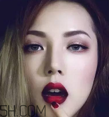 反咬唇妝是什么樣的？染唇妝和咬唇妝的區(qū)別