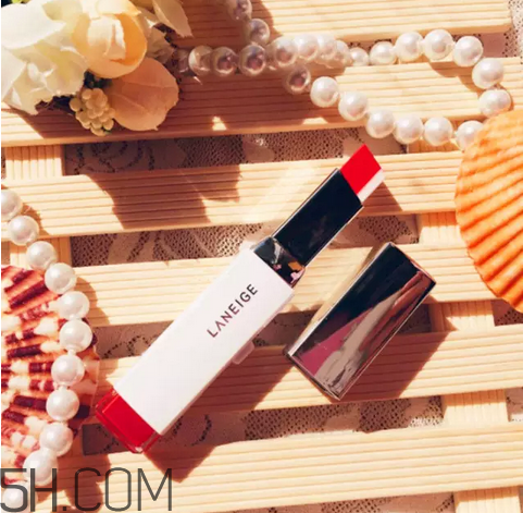 涂口紅前用bb打底可以嗎？最近比較火的口紅品牌有哪些？
