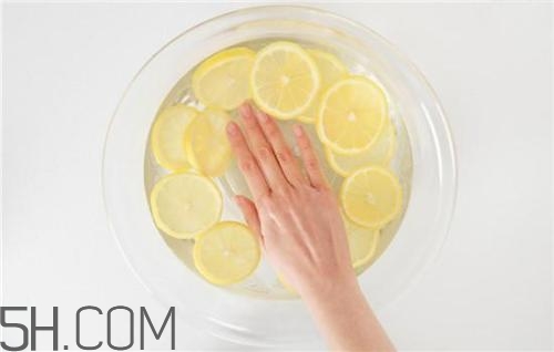 用檸檬水洗臉可以嗎？檸檬水洗臉的功效是什么呢？