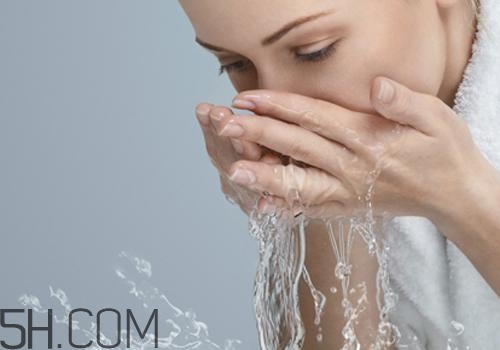 用檸檬水洗臉可以嗎？檸檬水洗臉的功效是什么呢？