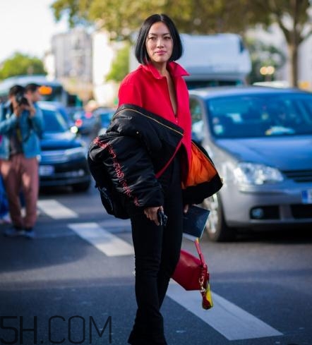 黑色飛行夾克怎么搭配？黑色飛行員夾克搭配女