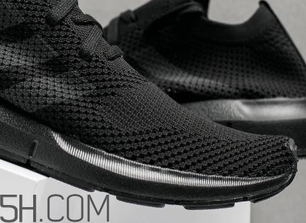 adidas swift run triple black配色在哪買(mǎi)_多少錢(qián)？
